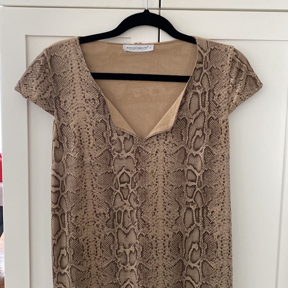 Cute, fun shift dress. Snakeskin pattern in neutral beige and browns. Size Small - Picture 12 of 13